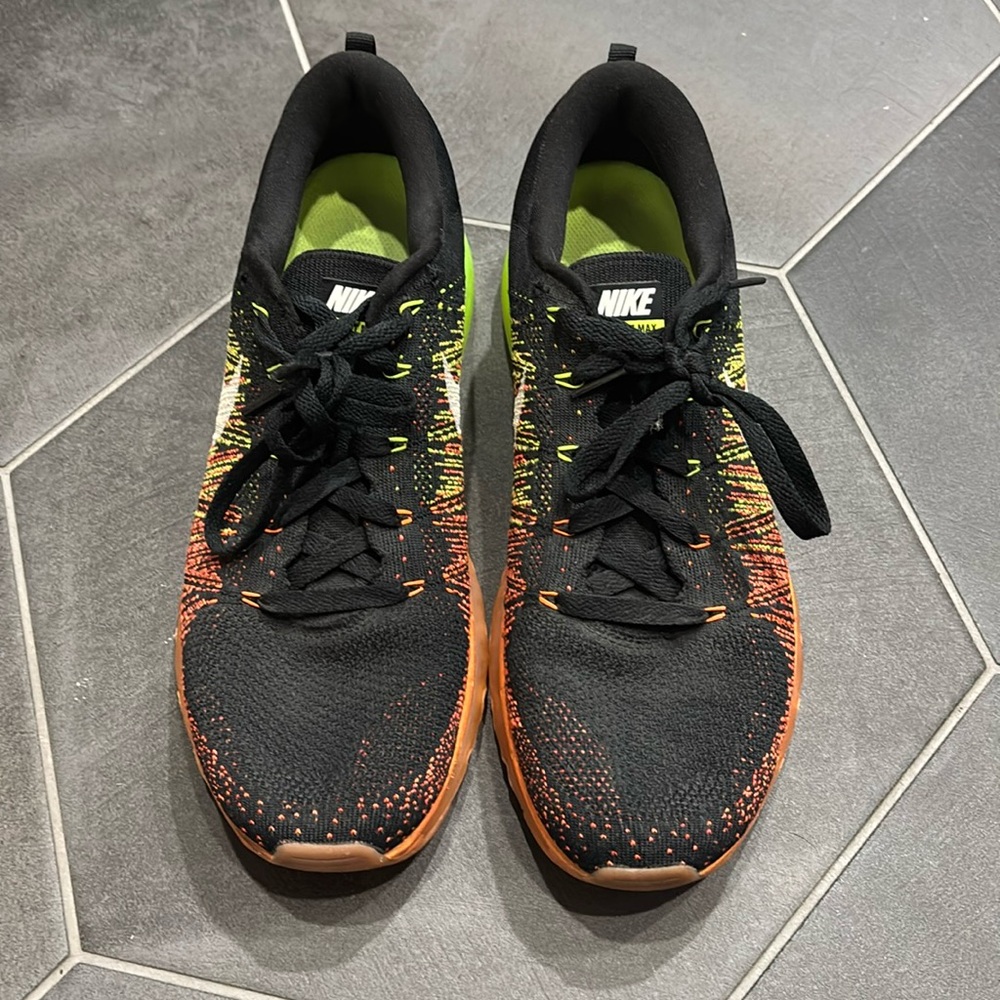 Nike men’s flynit max shoes